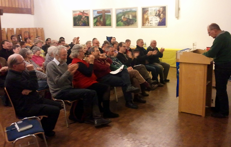 Die Zuschauer applaudieren dem Redner Andreas Zumach